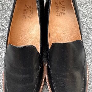 New w/o tags womens Naturalizer Classic Black Loafers-size 8.5